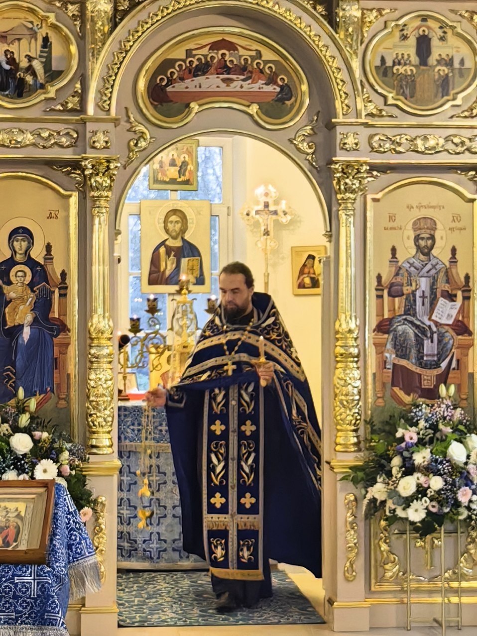 Батюшка за богослужением