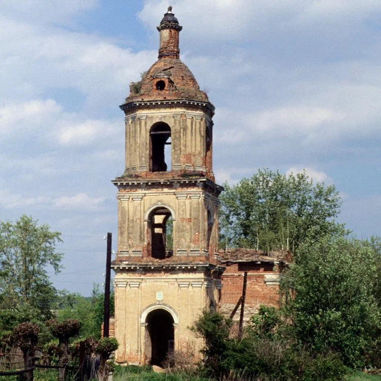 Старинный разрушенный храм