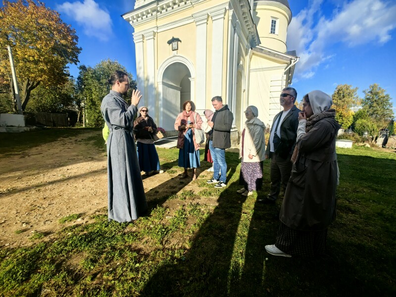 Паломники у Казанского храма в Горбово